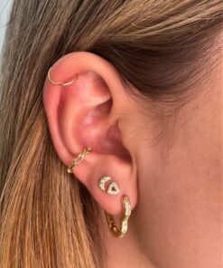 argolla corazón en lobulo de la oreja acompañada de otros piercings