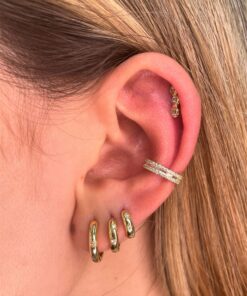 modelo usando argollas Mary de 8 mm en tercera perforación